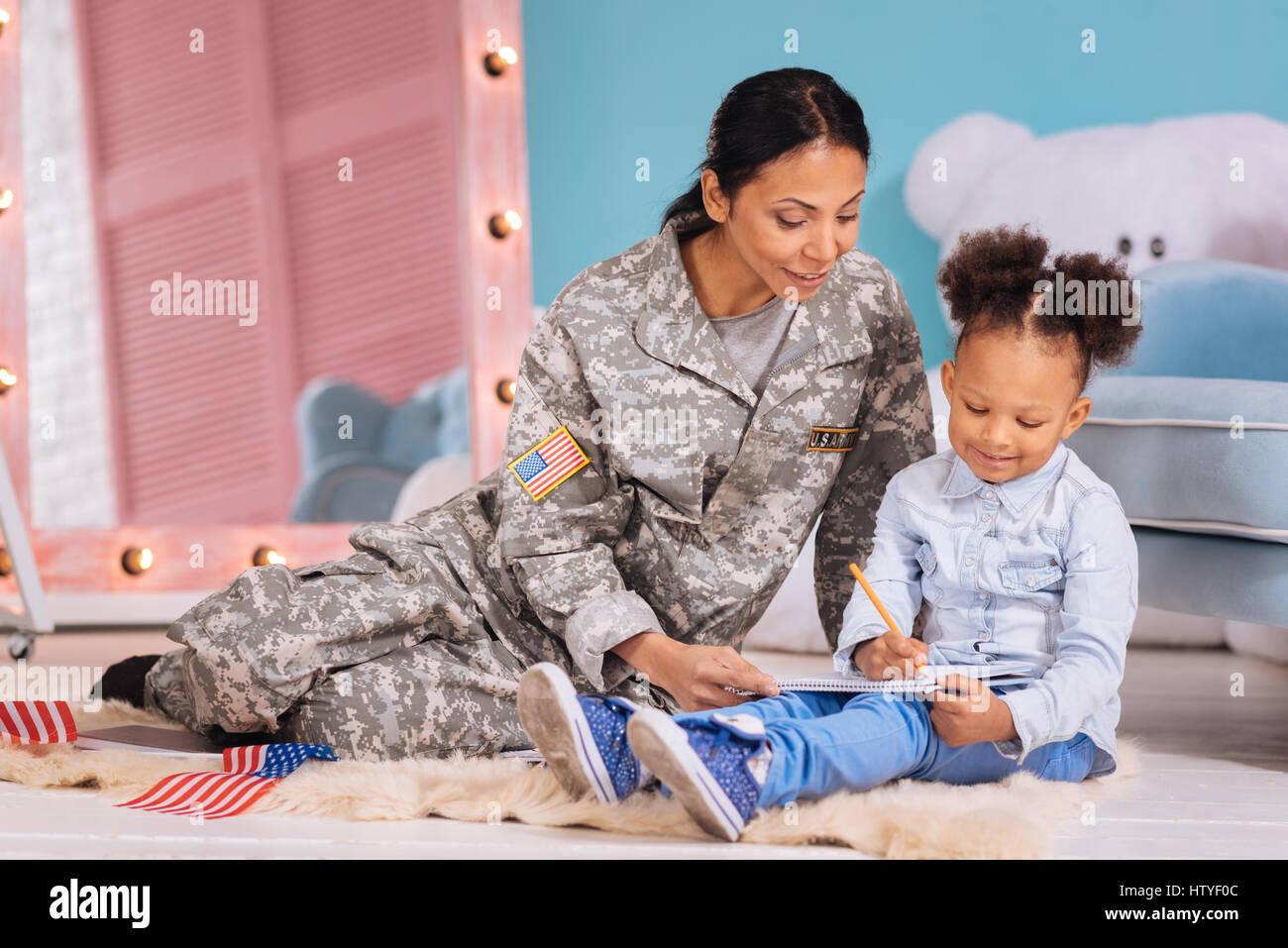 Lebendige patriotischen Familie arbeiten auf inspirierende essay Stockfoto