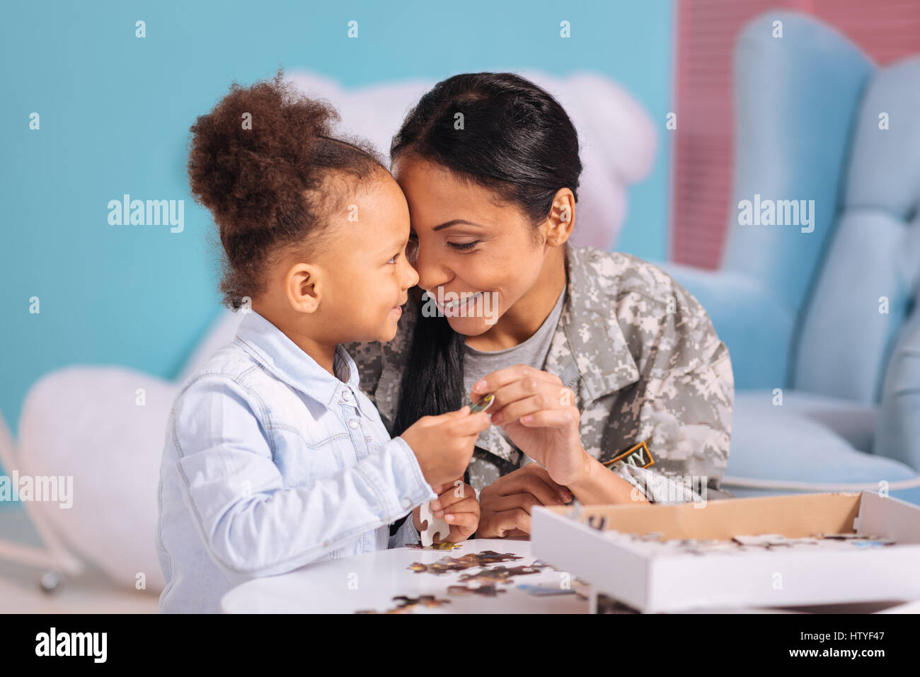 Atemberaubende junge Familie ihre Freizeit zusammen verbringen Stockfoto