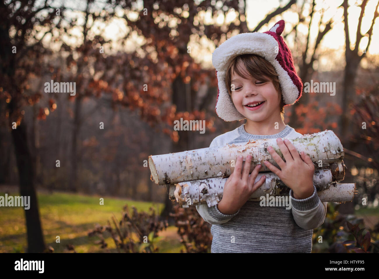 Junge mit Brennholz Stockfoto