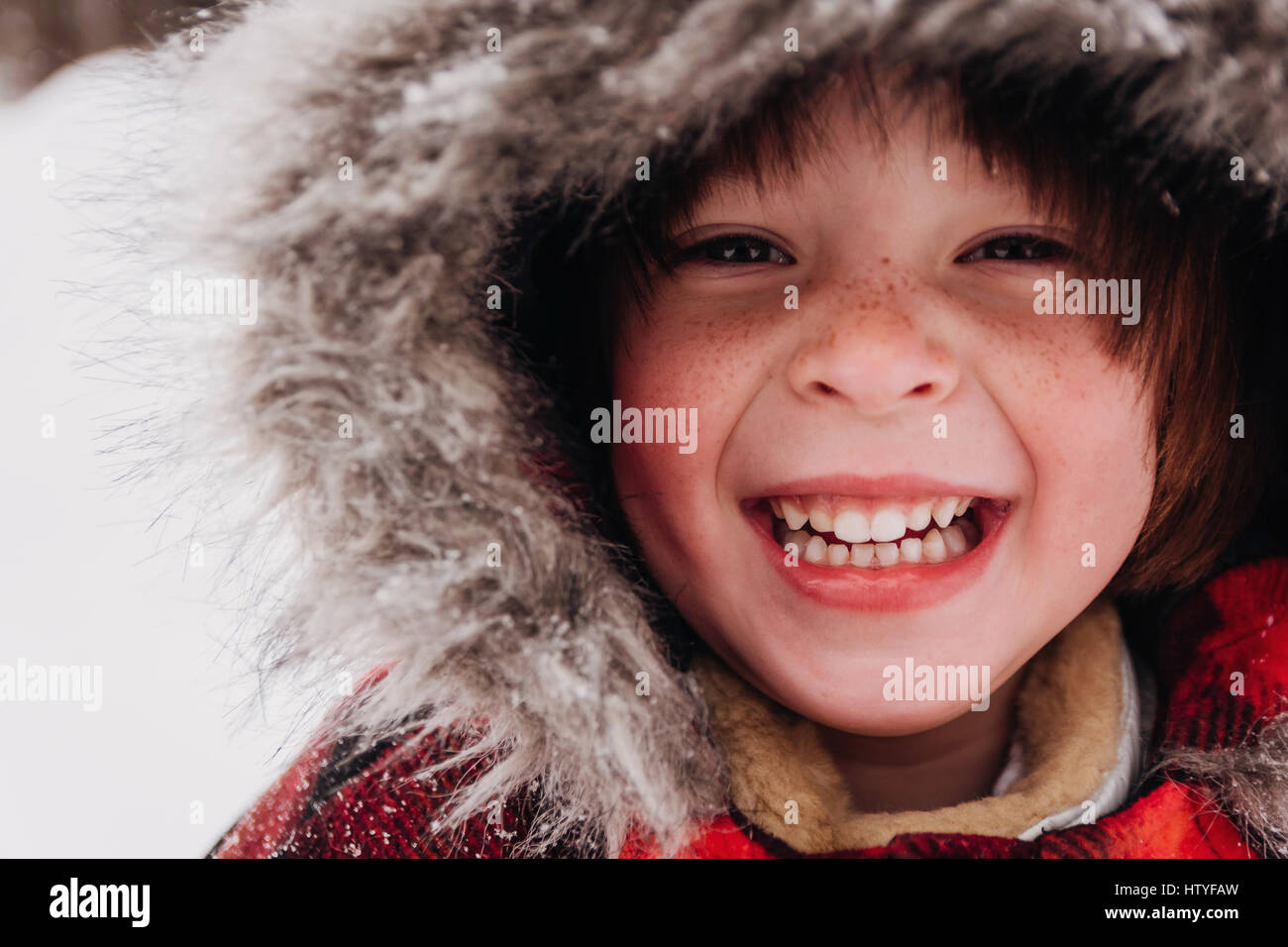 Porträt eines lächelnden Mädchens in Kapuzen parka Stockfoto
