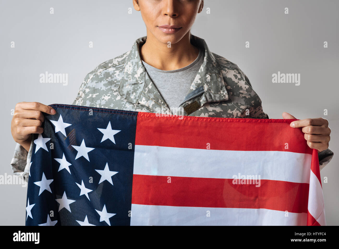 Anmutige tapfere Frau posiert mit Nationalflagge Stockfoto