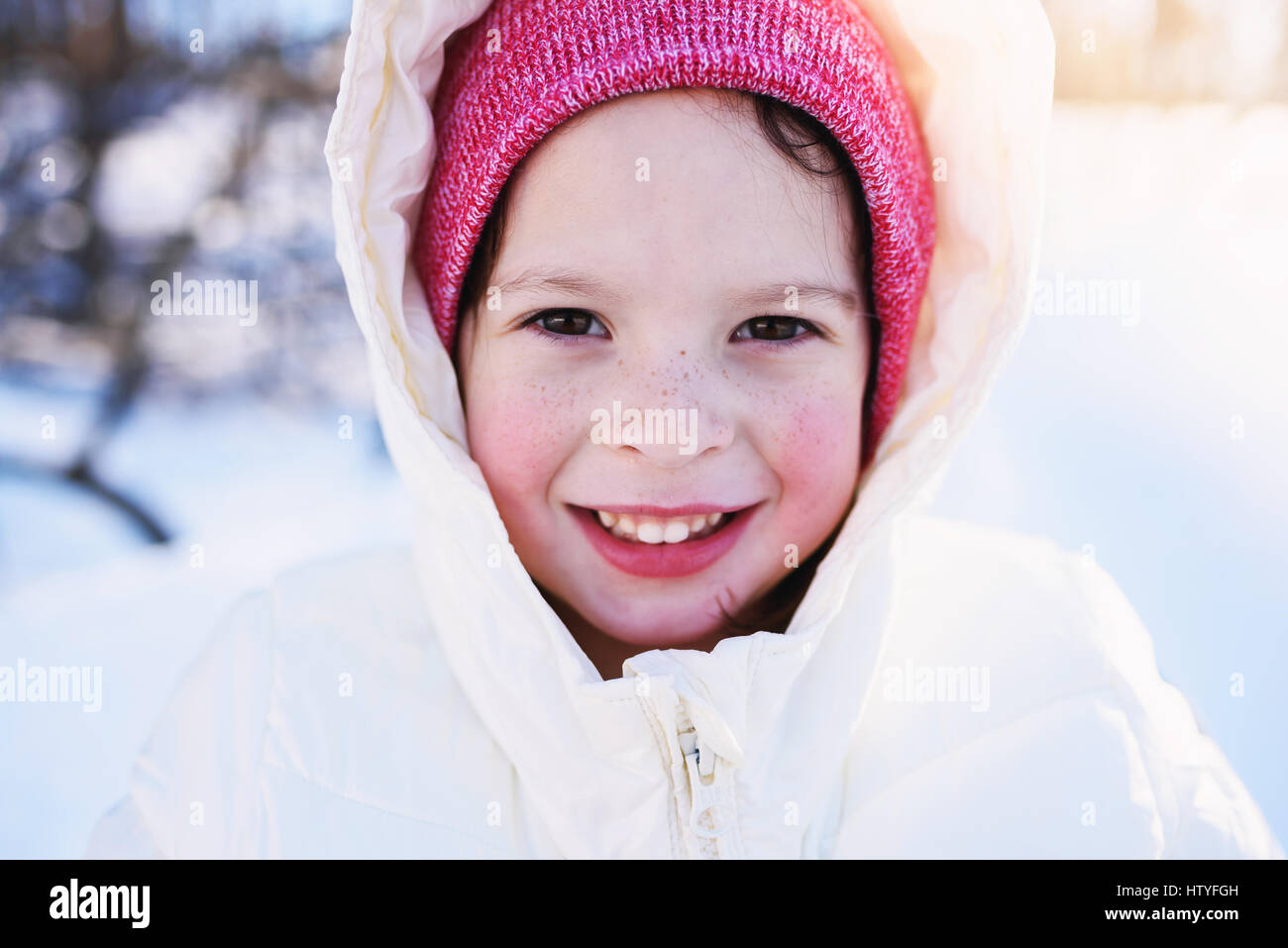 Porträt eines Mädchens in warme Kleidung im Schnee Stockfoto