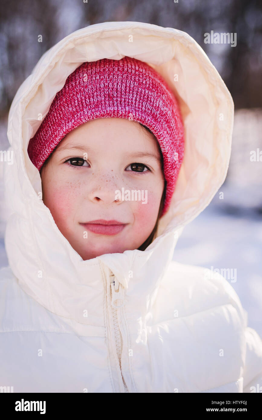 Porträt eines Mädchens in warme Kleidung im Schnee Stockfoto