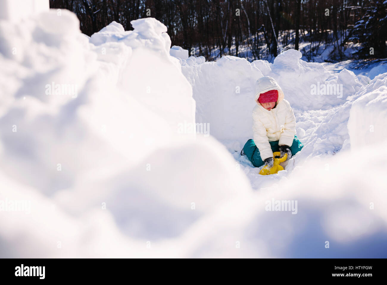 Mädchen spielen im Schnee Stockfoto