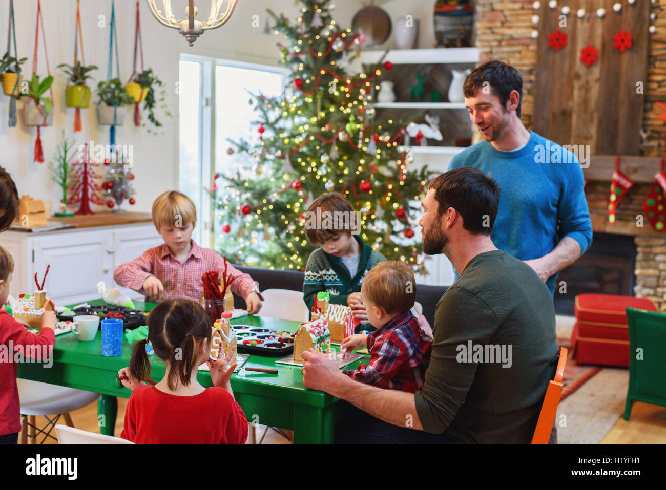 Familie Lebkuchenhäuser dekorieren Stockfoto