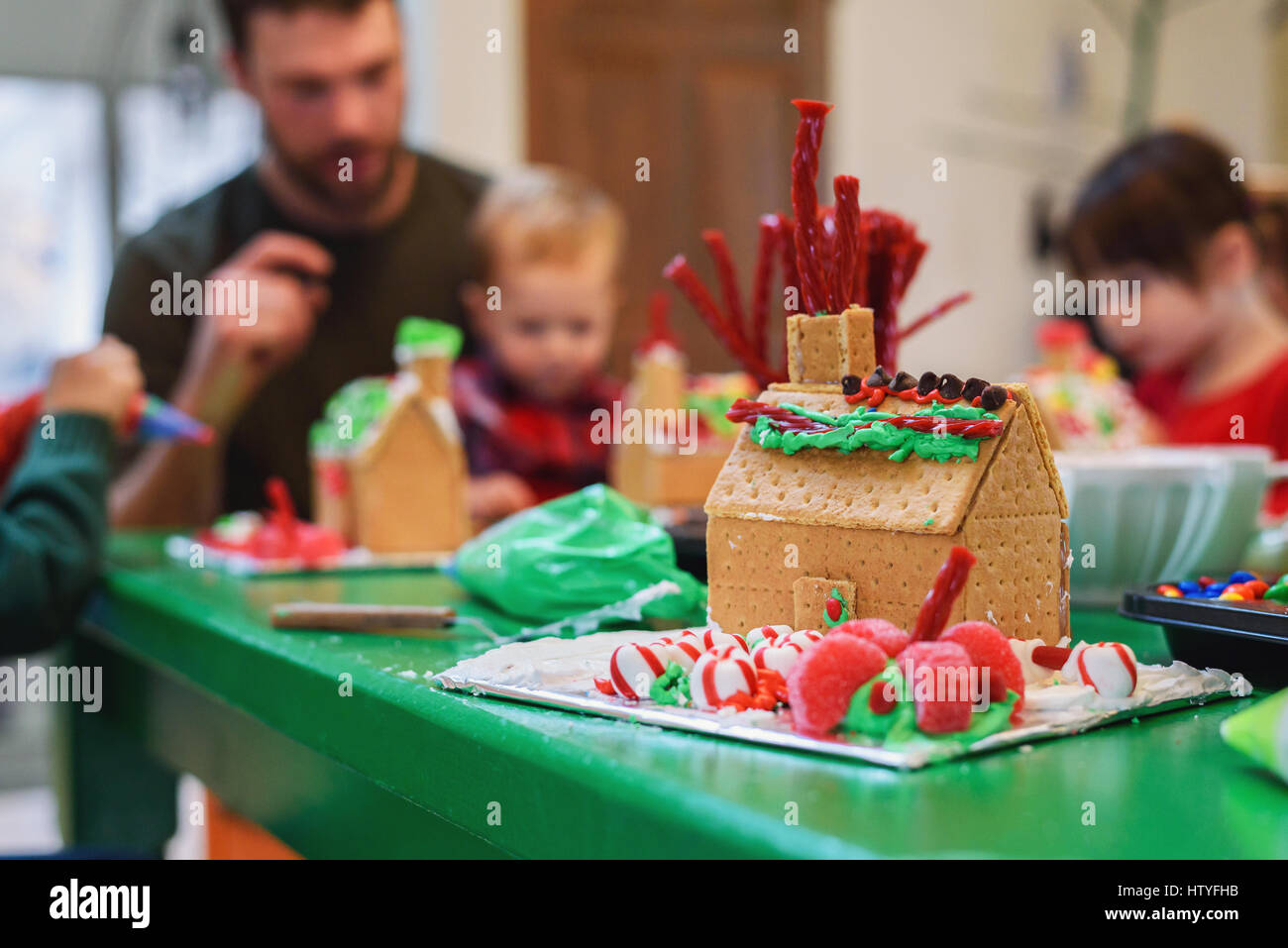 Familie Lebkuchenhäuser dekorieren Stockfoto