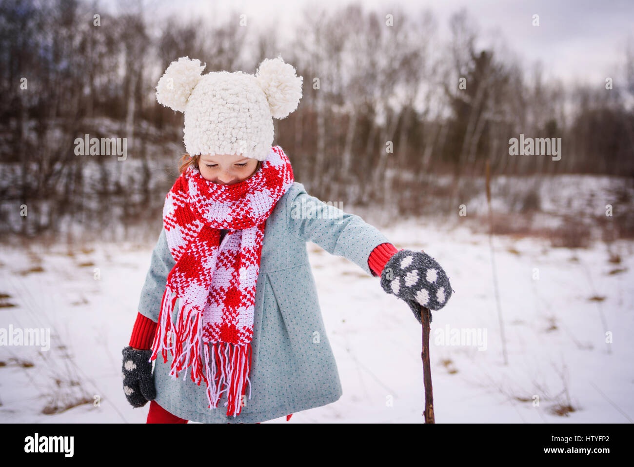 Mädchen spielen im Schnee Stockfoto