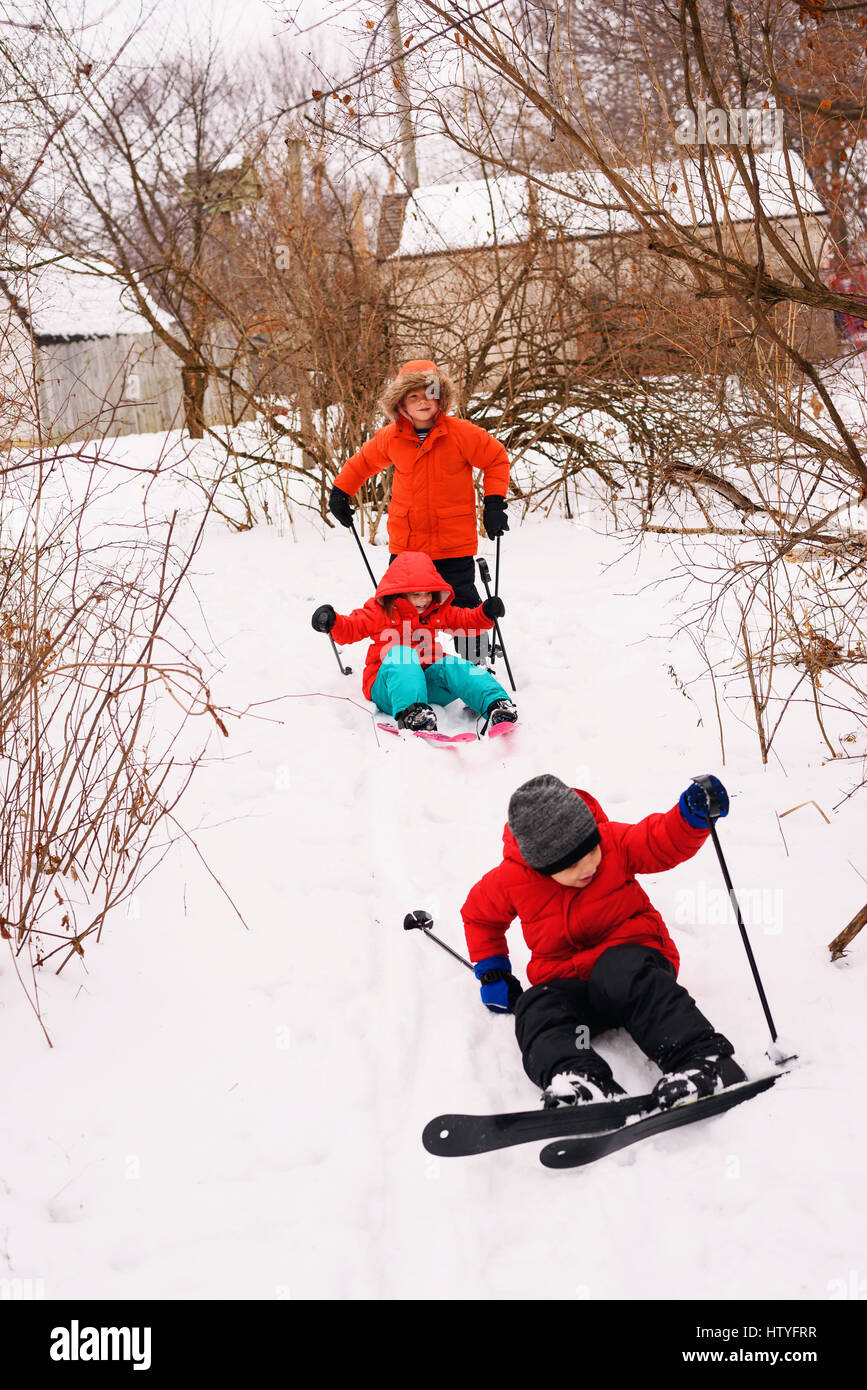 Drei Kinder Skifahren lernen Stockfoto