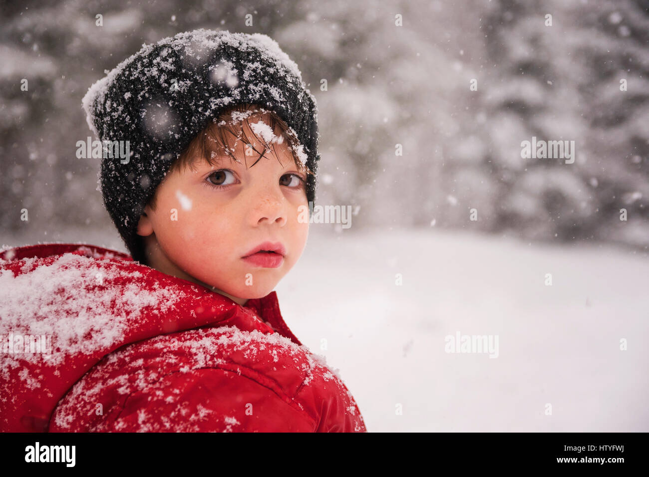 Portrait eines jungen im Schnee Stockfoto