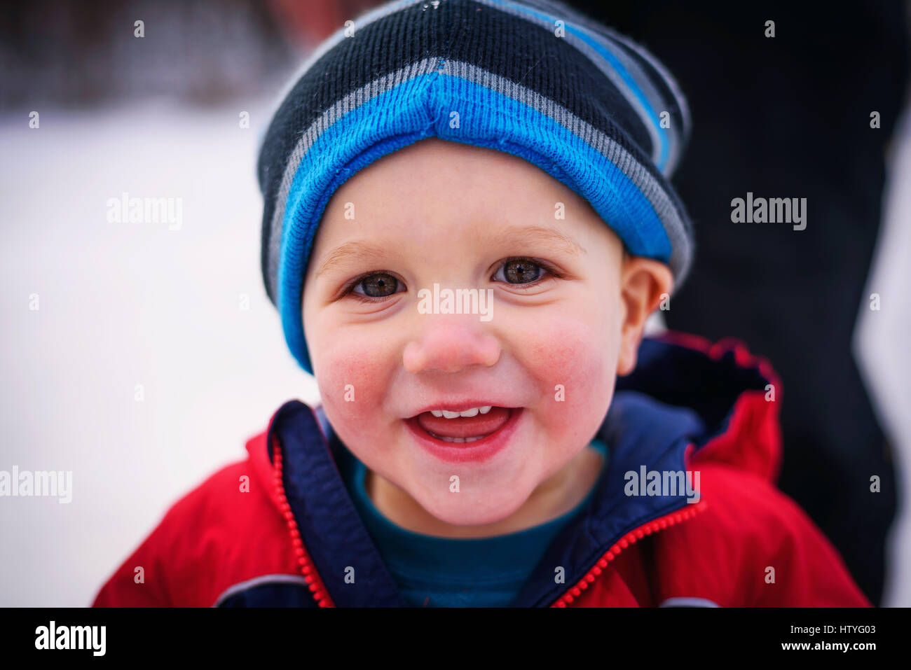 Porträt von Kleinkind im Schnee Stockfoto
