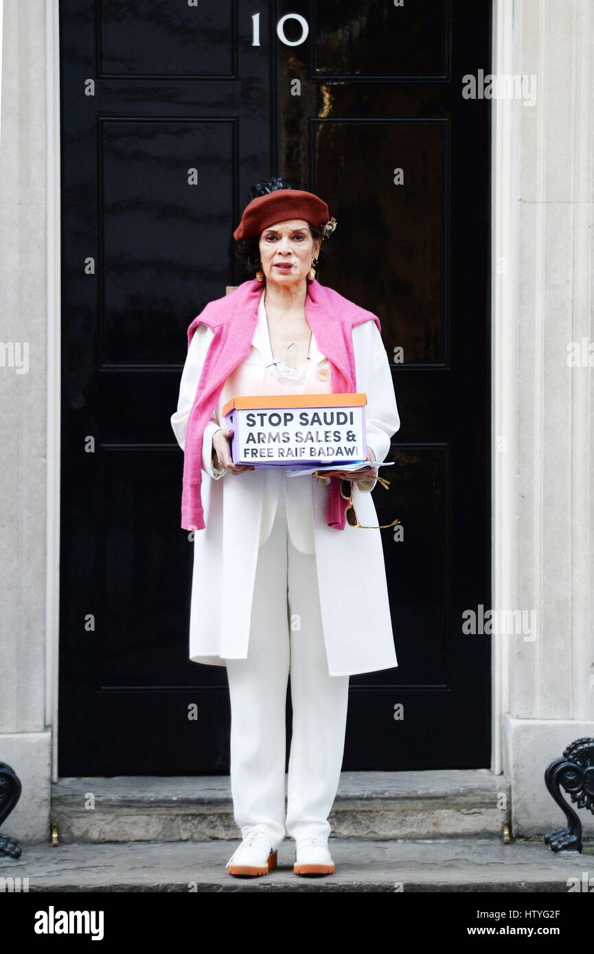 Bianca Jagger kommt in 10 Downing Street in London, um hand in eine Petition auf Premierminister Theresa May, UK zu stoppen Waffenverkäufe nach Saudi Arabien. Stockfoto
