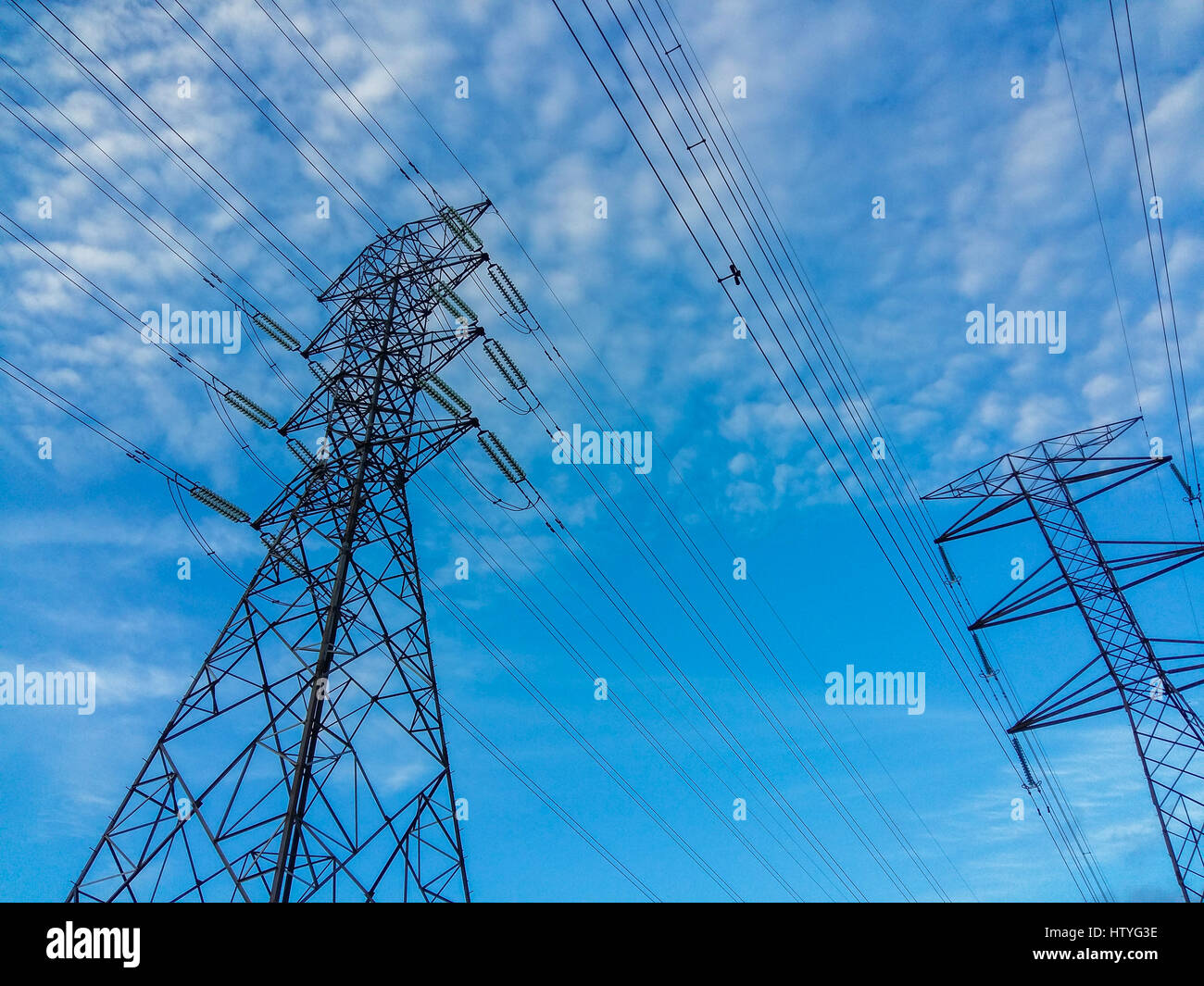 Pylonen und Stromkabel Stockfoto