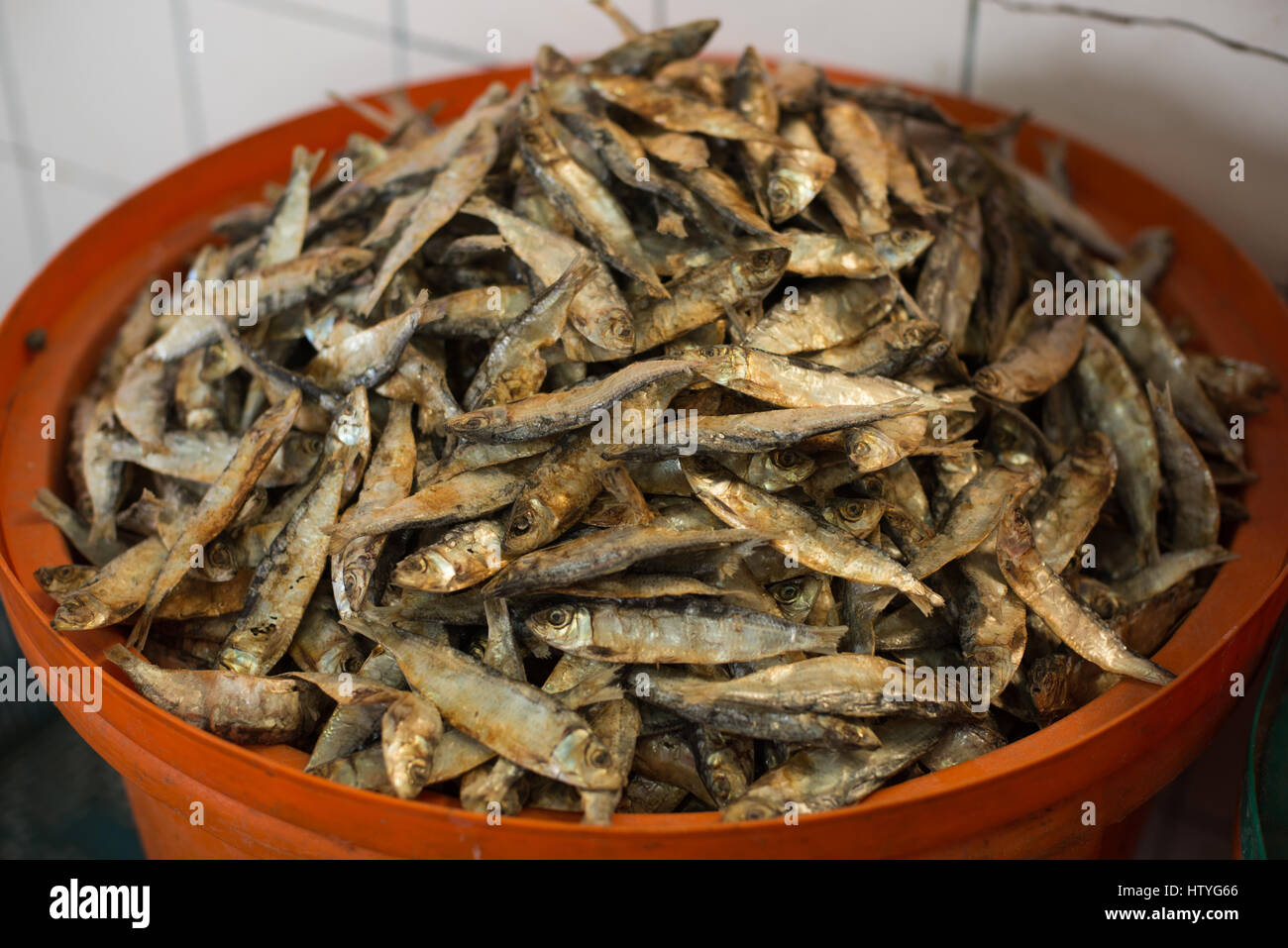 Luftgetrockneten Fisch in einem Eimer am Fischmarkt, Dubai, Vereinigte Arabische Emirate Stockfoto
