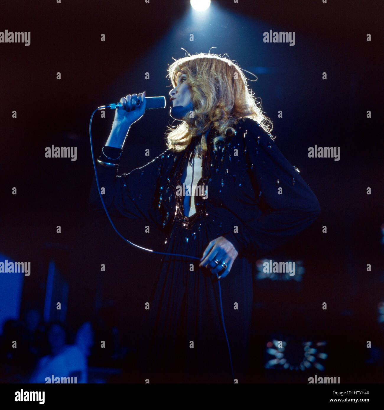 Sängerin Amanda Lear bei einem Auftritt, Deutschland 1970er Jahre. Sängerin Amanda Lear durchführen, Deutschland 1970. Stockfoto