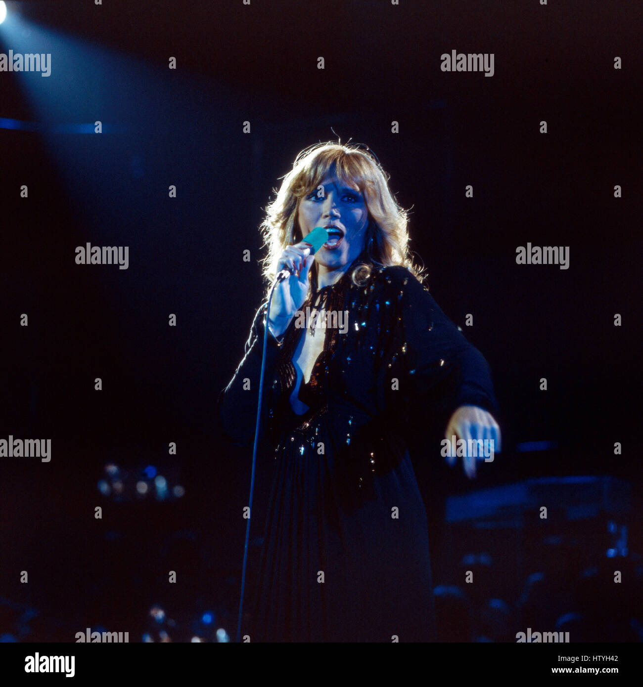 Sängerin Amanda Lear bei einem Auftritt, Deutschland 1970er Jahre. Sängerin Amanda Lear durchführen, Deutschland 1970. Stockfoto