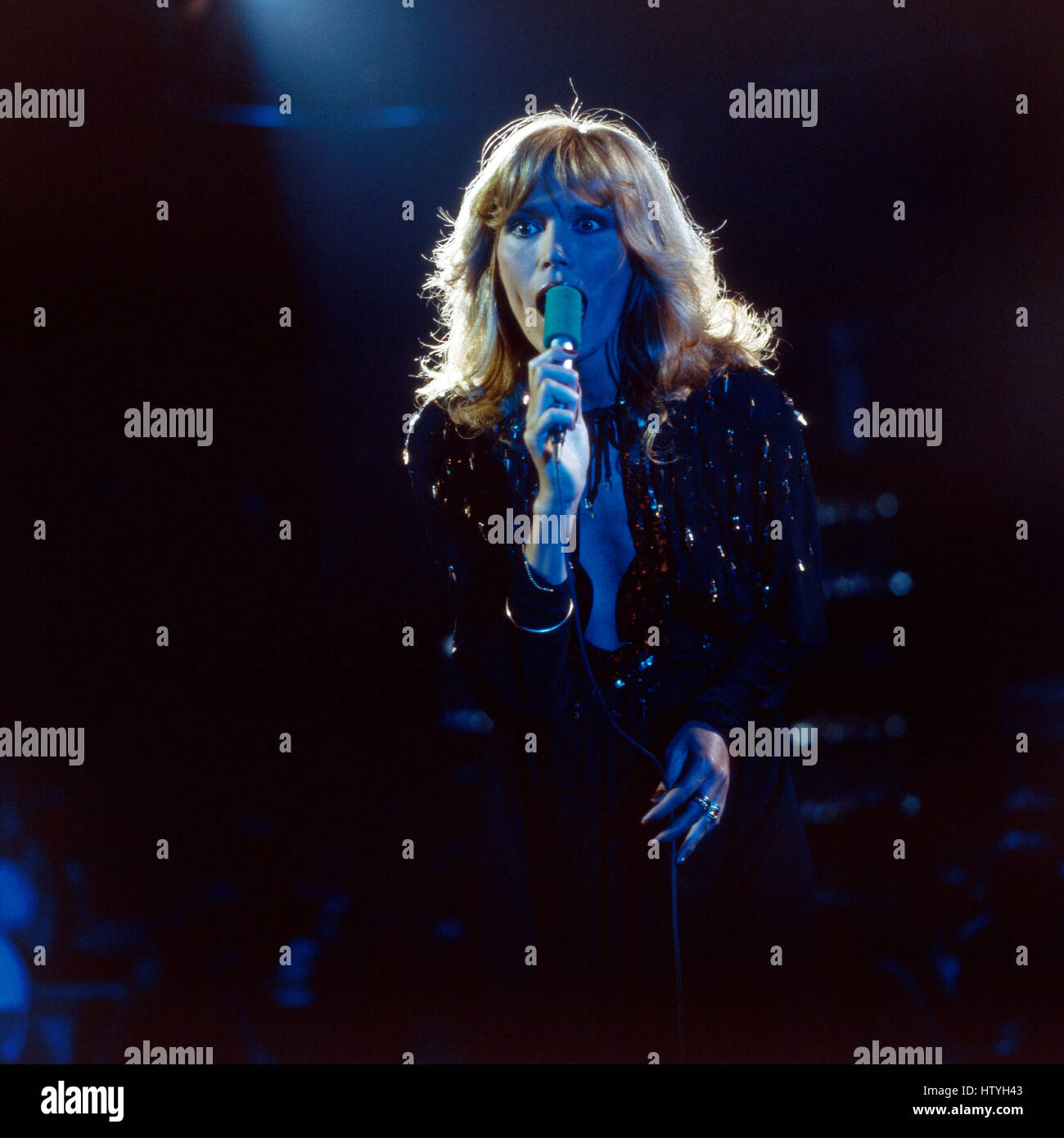 Sängerin Amanda Lear bei einem Auftritt, Deutschland 1970er Jahre. Sängerin Amanda Lear durchführen, Deutschland 1970. Stockfoto