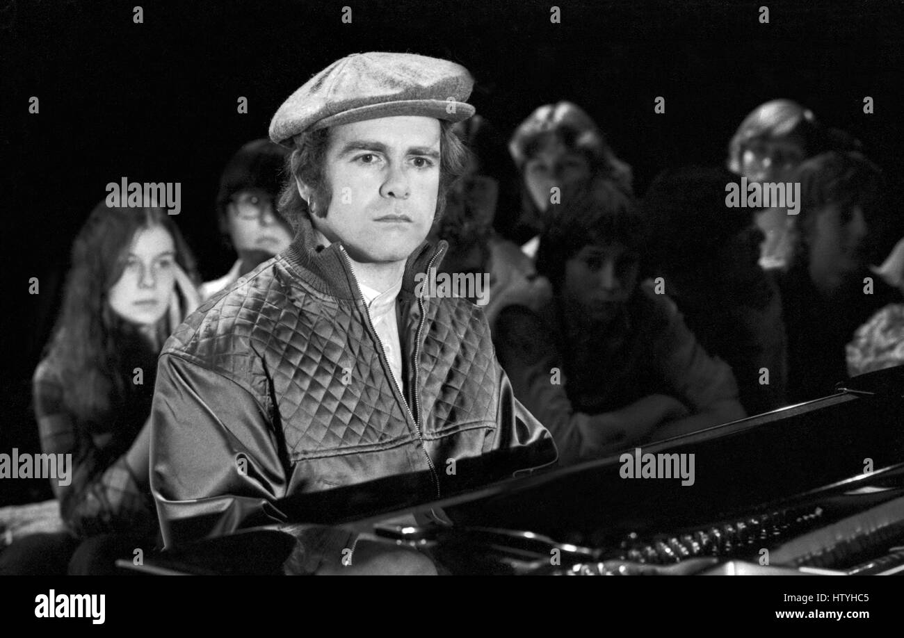 Britischer Sänger, Komponist und Pianist Elton John bei einem Auftritt, Deutschland 1970er Jahre. Der britische Sänger, Komponist und Pianist in Deutschland durchführen, 1970er Jahre. Stockfoto