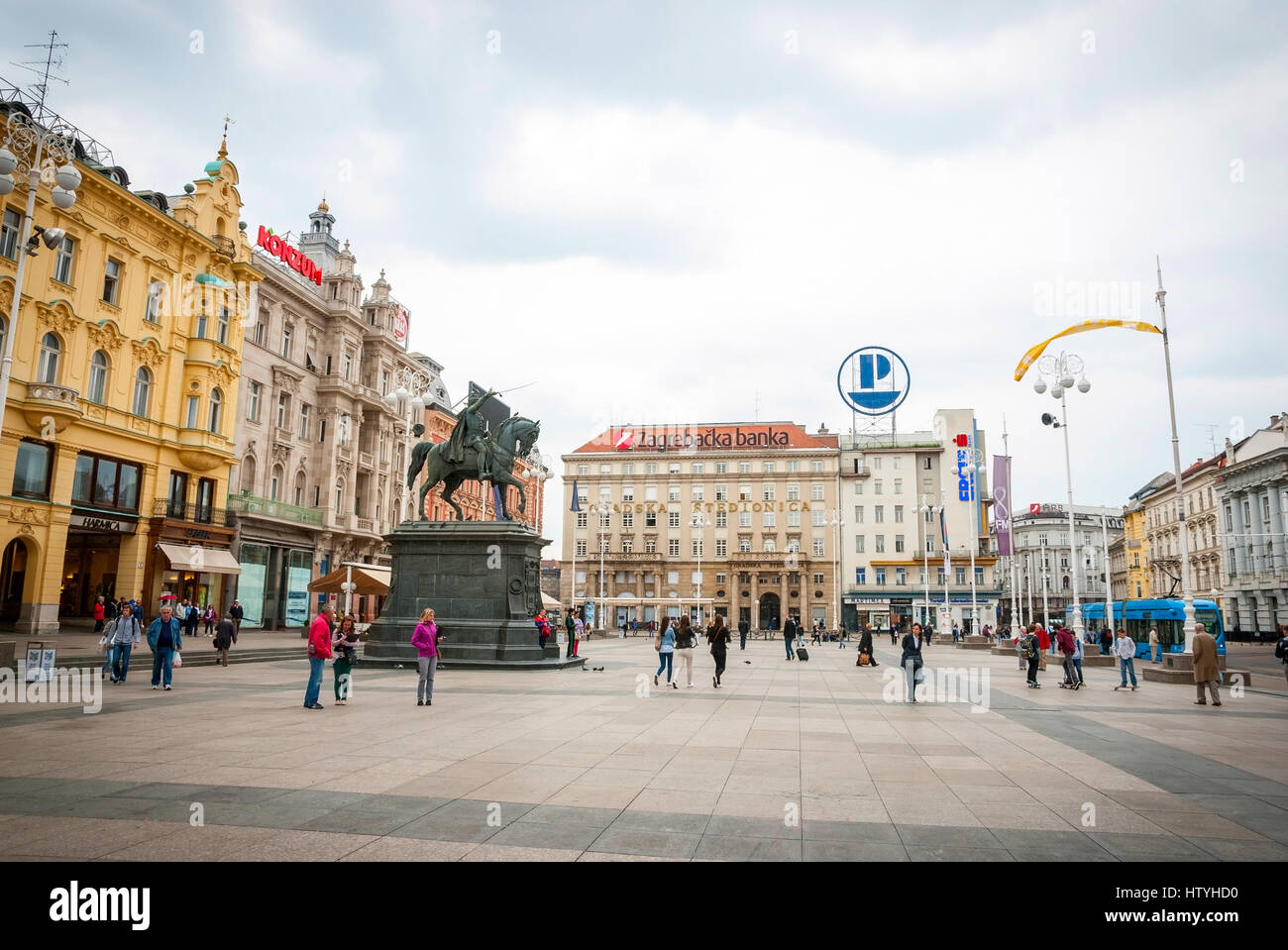 ZAGREB, Kroatien - 24.Mai: Ban Jelacic Platz, Hauptplatz in Zagreb, Hauptstadt von Kroatien an regnerischen Tag. 24. Mai 2013 übernommen. Stockfoto