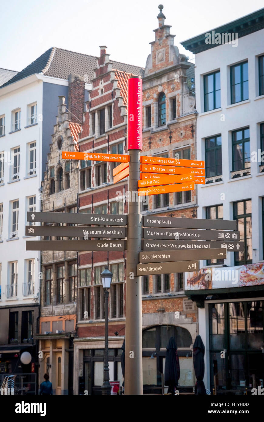 Melden Sie sich mit der Wegbeschreibung in der Altstadt von Antwerpen, Belgien Stockfoto