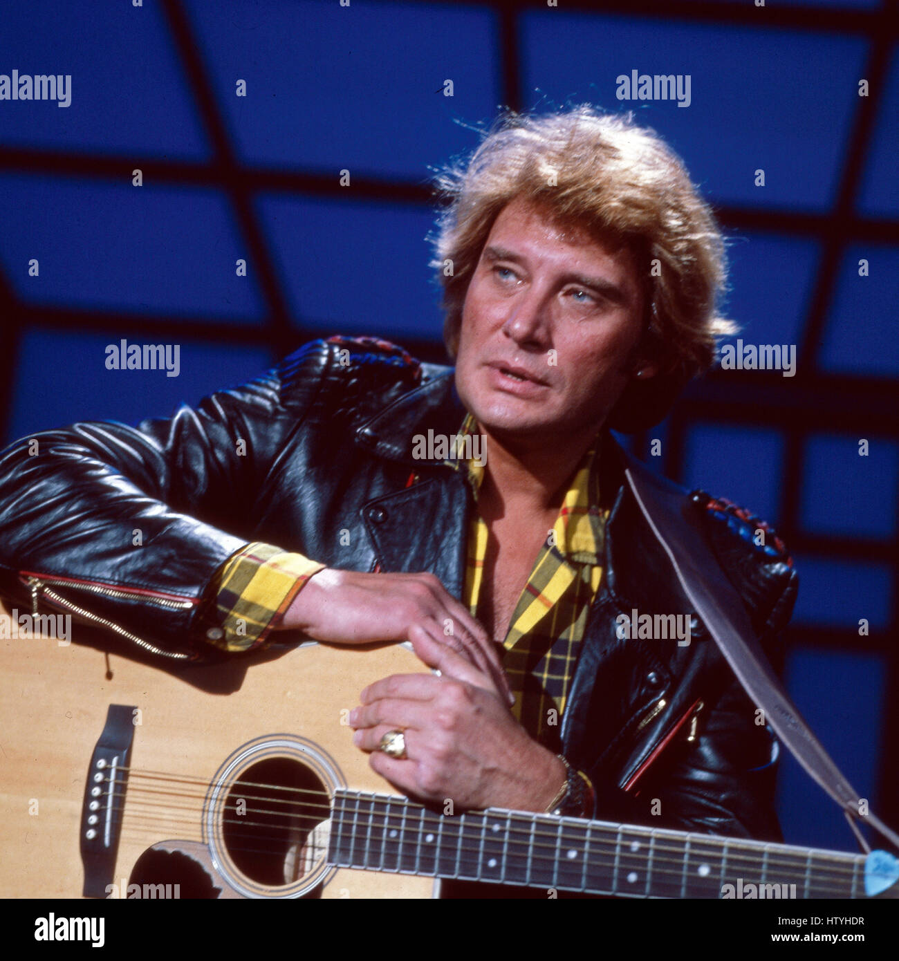 Französischer Sänger, Songwriter und Wis Johnny Hallyday bei einem Auftritt, Deutschland 1980er Jahre. Französischer Sänger, Songwriter und Schauspieler Johnny Hallyday in Deutschland durchführen, 1980er Jahre. Stockfoto