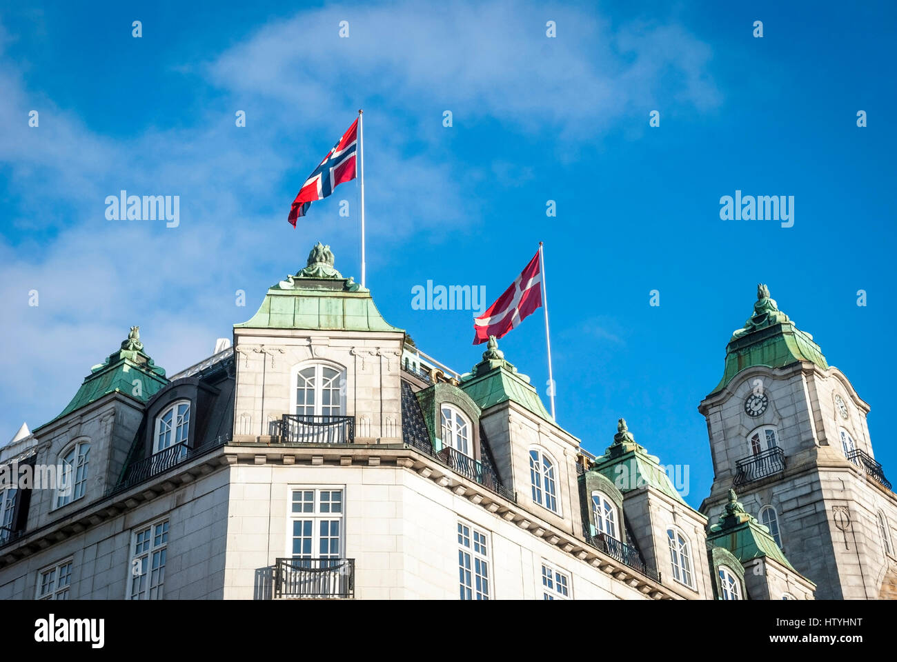 Norwegischen und dänischen Fahnenschwingen auf Dach Stockfoto
