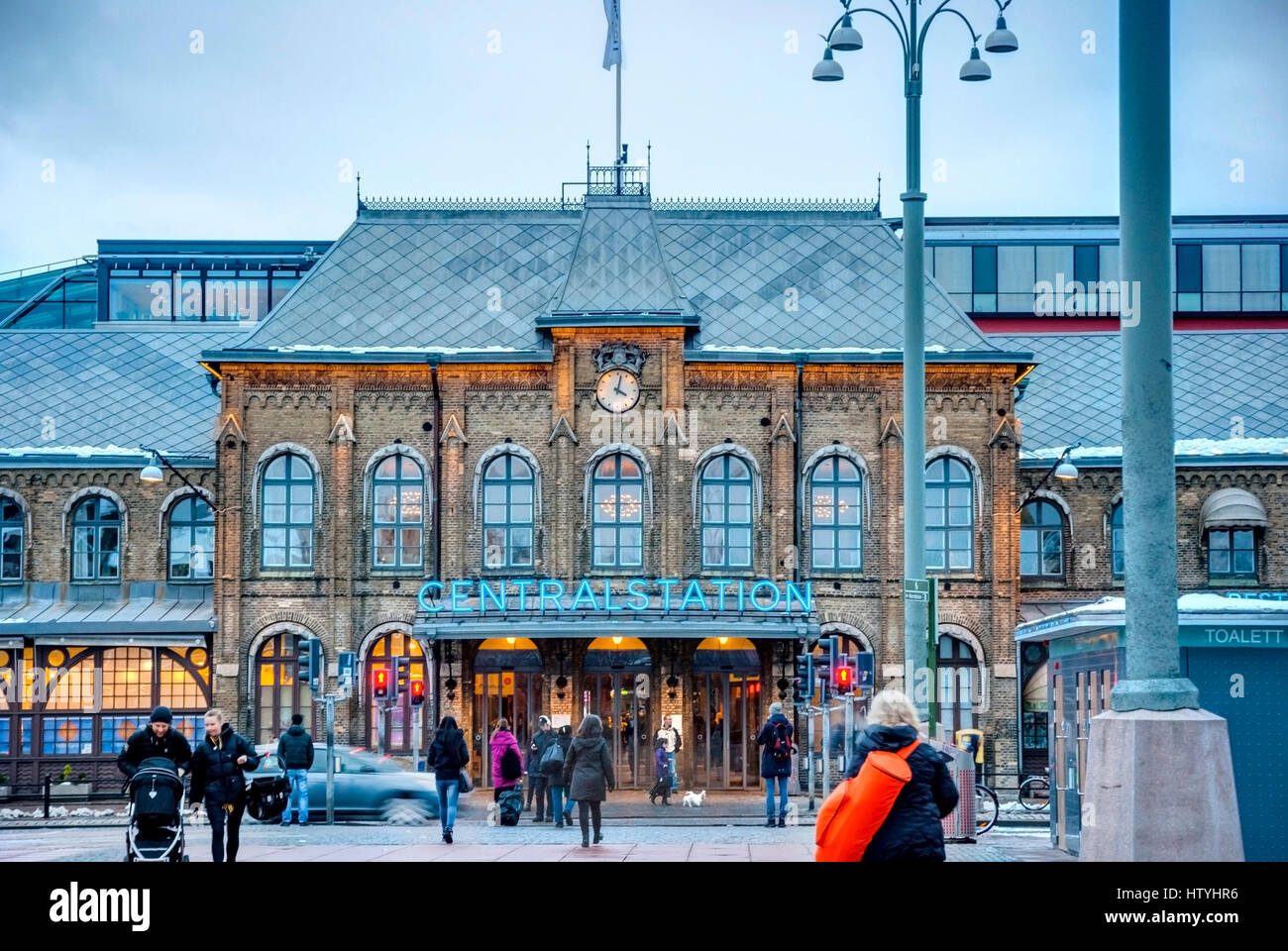 Göteborg, Schweden - Februar 1: Menschen eilen nach Göteborg Main Hauptbahnhof in der Abenddämmerung am 1. Februar 2015 Stockfoto