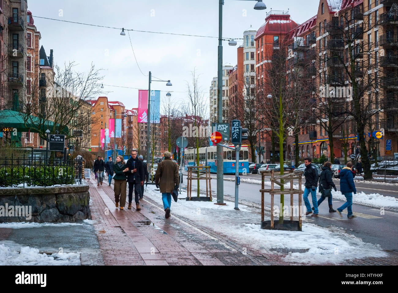 Göteborg, Schweden - Januar 31: Passanten auf der Straße von Göteborg in Wintertag am 31. Januar 2015 Stockfoto