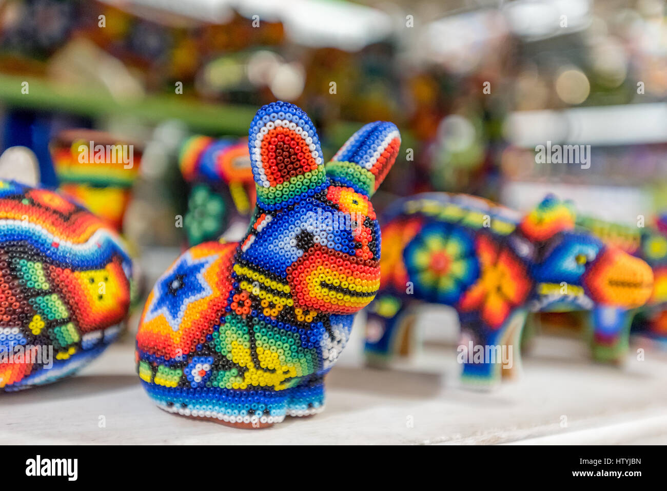 Ein huichol Kaninchen Abbildung für Verkauf in Puerto Vallarta, wulstige ethnischen Kunstwerke von Einheimischen aus der Sierra Madre auch als Wixaritari. Stockfoto