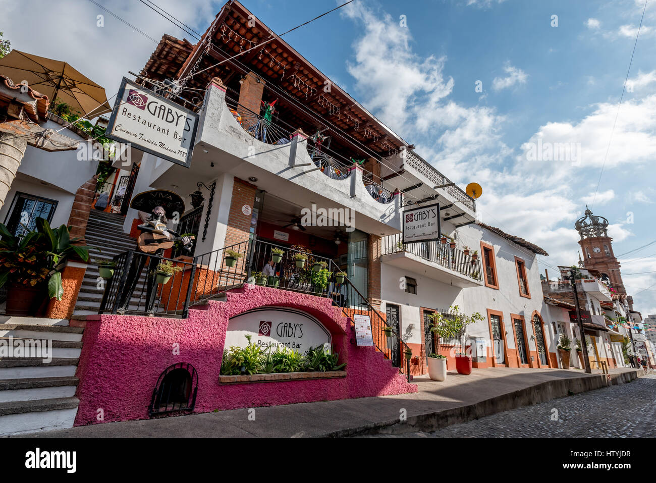 Gaby Restaurant und Bar-Straße mit unserer Dame von Guadalupe Kirche im Hintergrund in Puerto Vallarta, Mexiko, in der romantischen Zone anzeigen Stockfoto