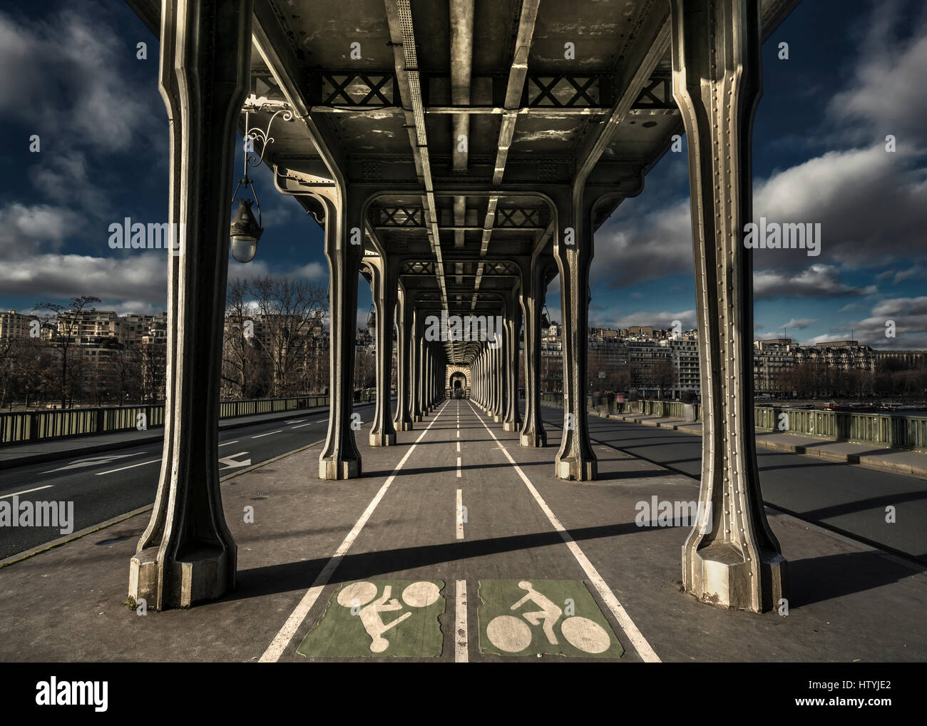 Fahrradweg unter Eisenbahnbrücke, Ile-de-France, Paris, Frankreich Stockfoto