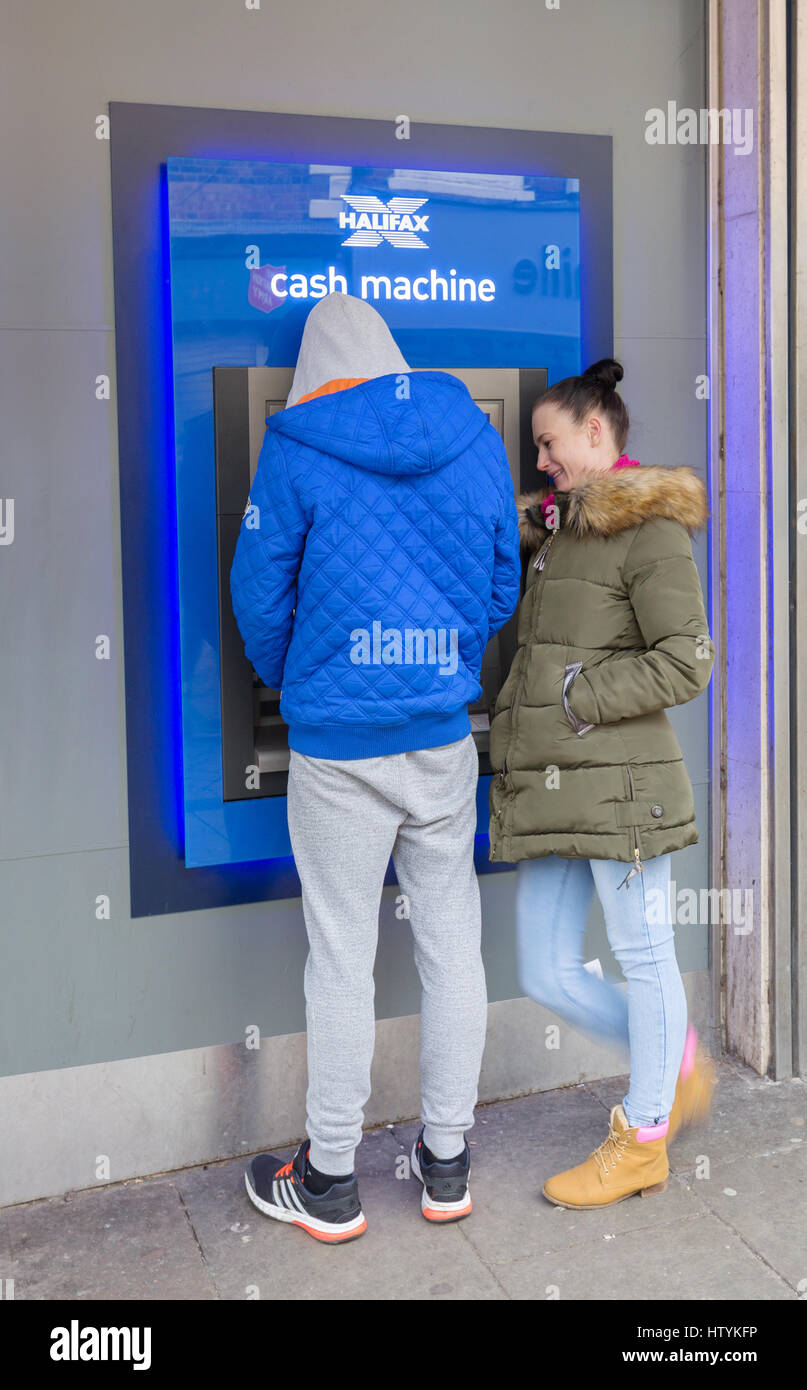 Halifax Bank ATM von Menschen in Evesham, Worcestershire UK genutzt Stockfoto