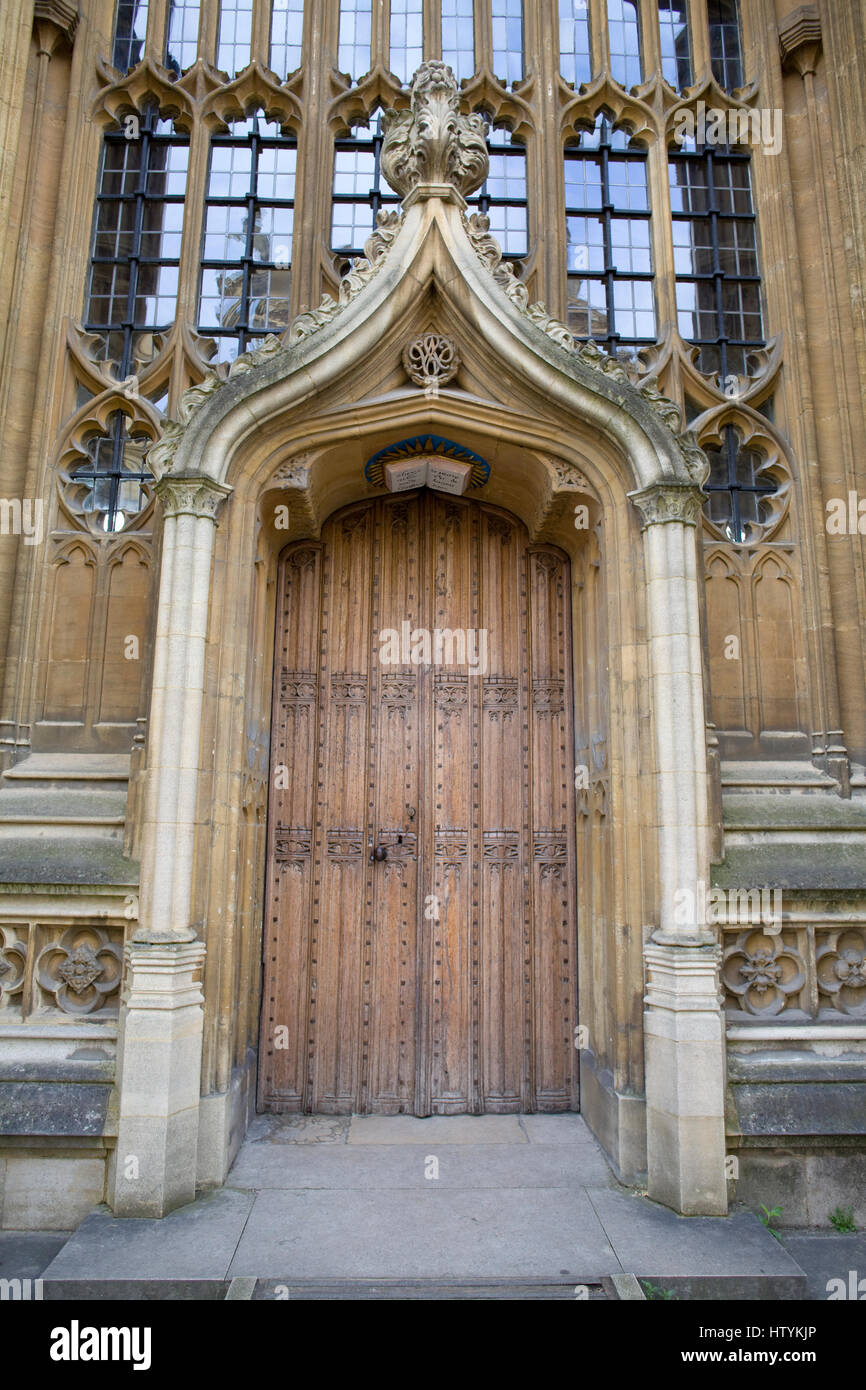 Dekorative Holztüren an der Göttlichkeit College Oxford Stockfoto