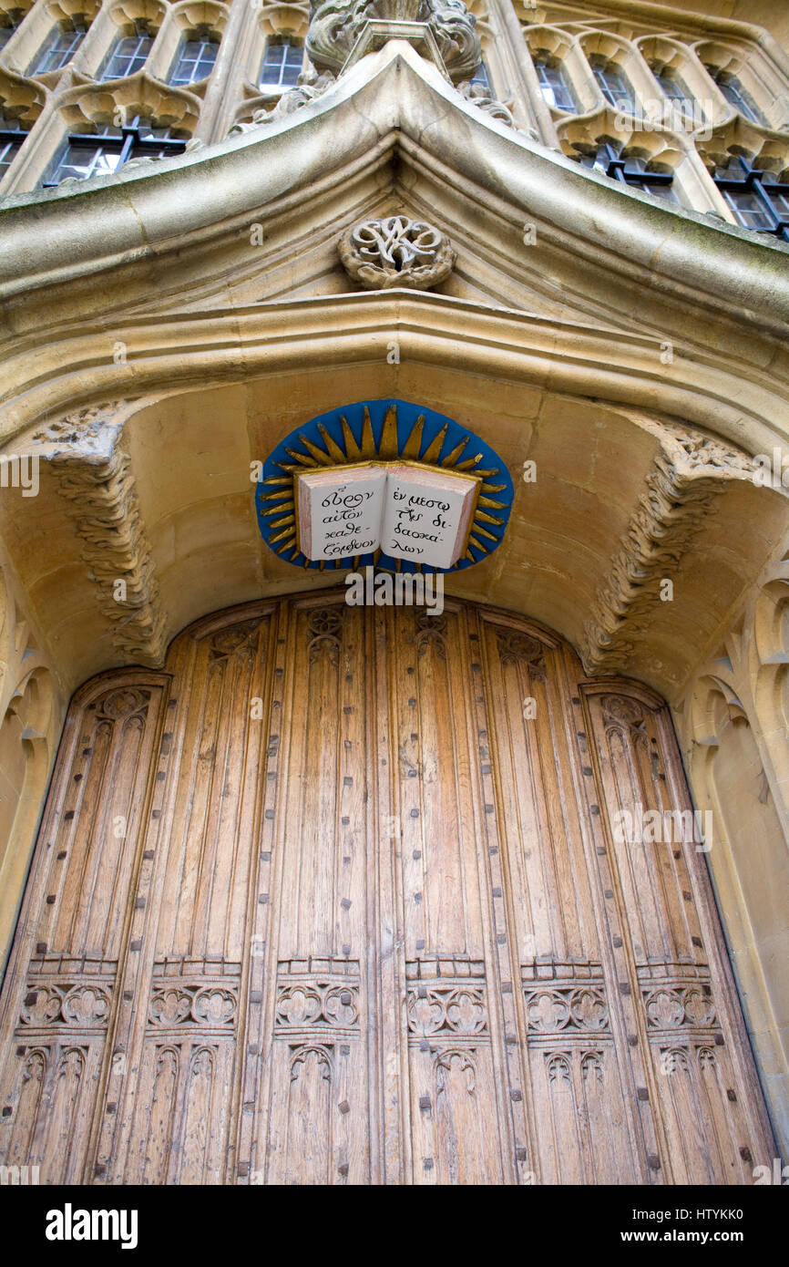 Dekorative Holztüren an der Göttlichkeit College Oxford Stockfoto