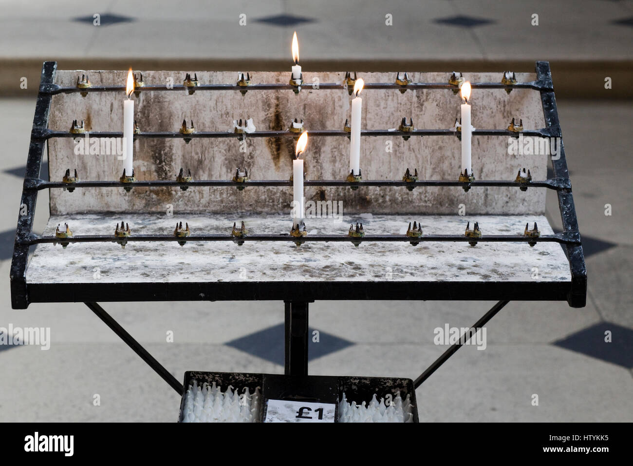 Beleuchteten Gebet Kerzen in der Marienkirche Oxford Stockfoto