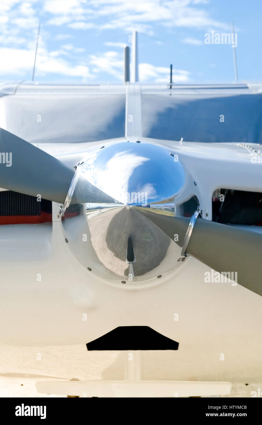 Reflexionen auf einem verchromten Leichtflugzeug Nase Kegel Stockfoto