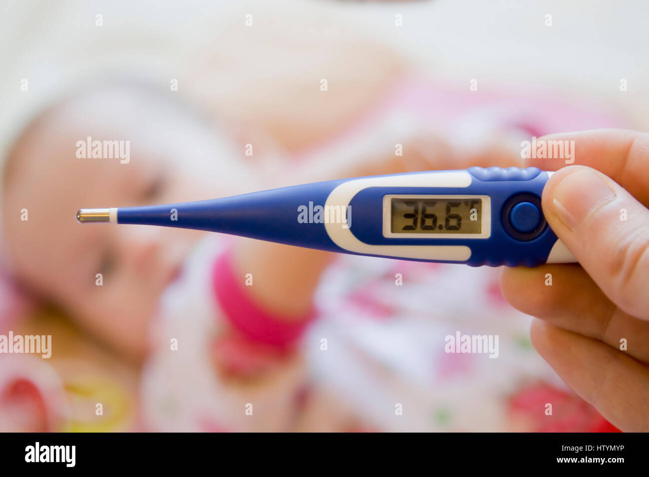 Unter Temperatur des Babys mit digitalen Thermometer zeigt 36,6 Celsius  perfekte Grad Stockfotografie - Alamy