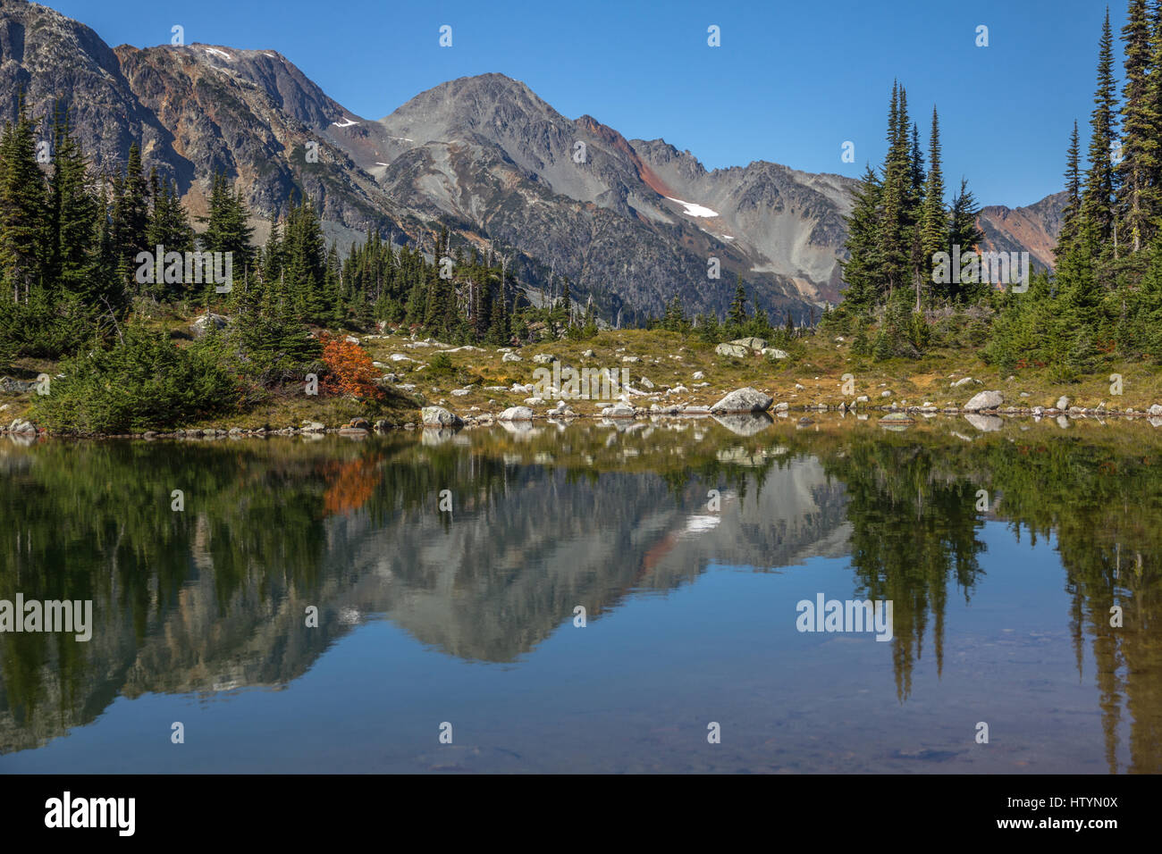 Glasige Reflexionen.  Semaphore Seen Becken unter strahlend blauem Himmel, Kanada Stockfoto