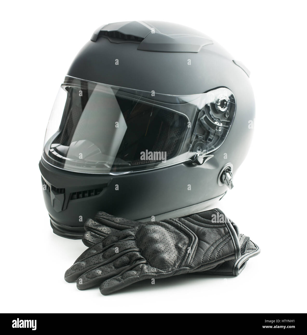Motorrad-Helm und Lederhandschuhe isoliert auf weißem Hintergrund. Stockfoto