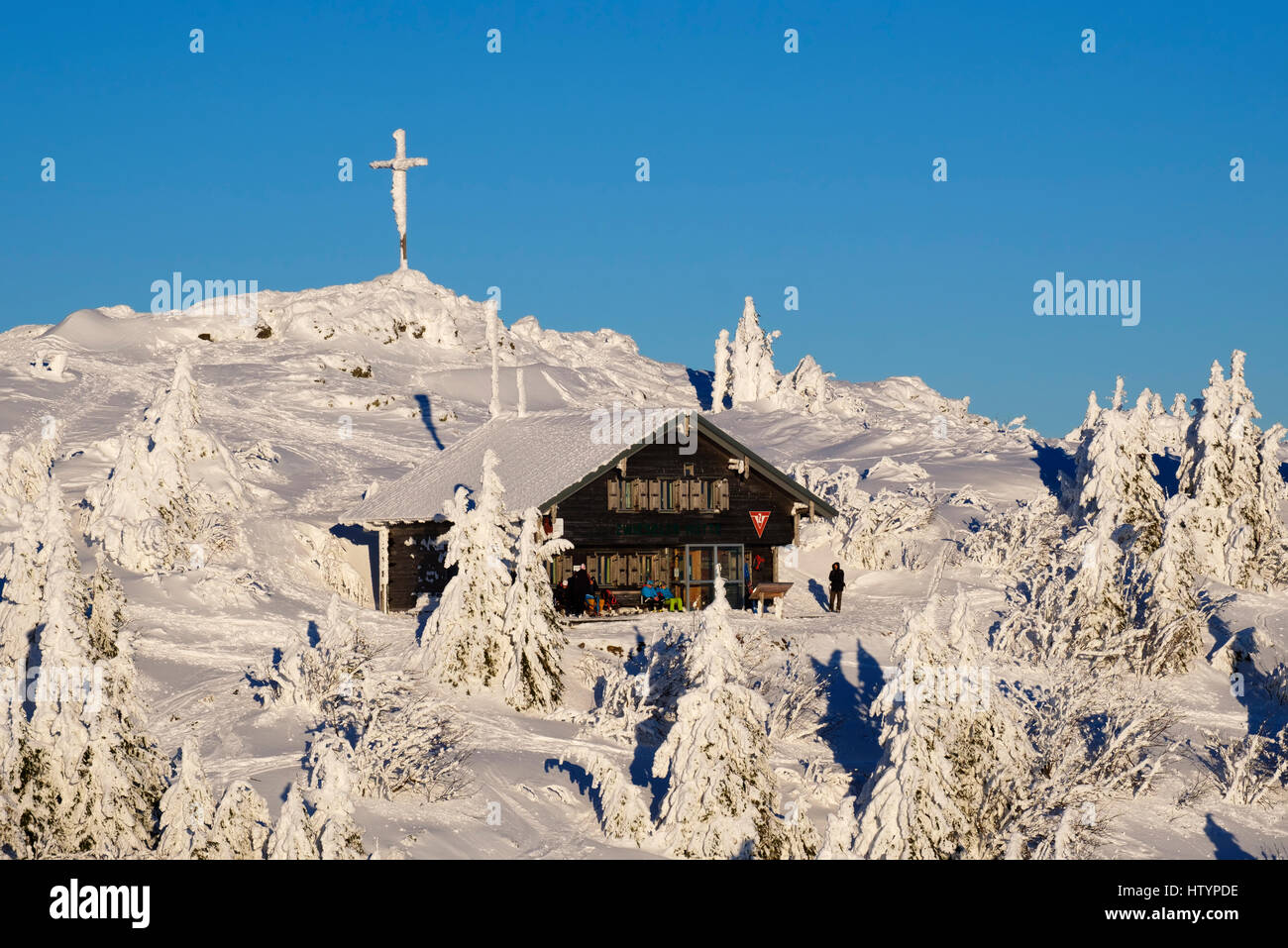 Gipfelkreuz auf Zwieseler Hütte im Schnee, großer Arber, natürliche Erhaltung Bayerischer Wald, untere Bayern, Bayern, Deutschland Stockfoto