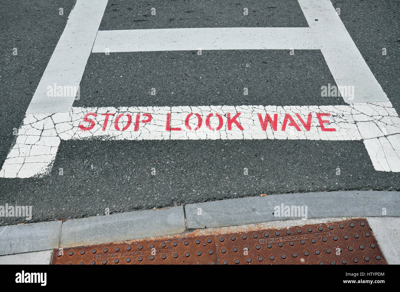 "Stop Look Wave" Sicherheitshinweis geschrieben auf einem Fußgängerüberweg in Williamstown, Berkshire County, Massachusetts, USA. Stockfoto