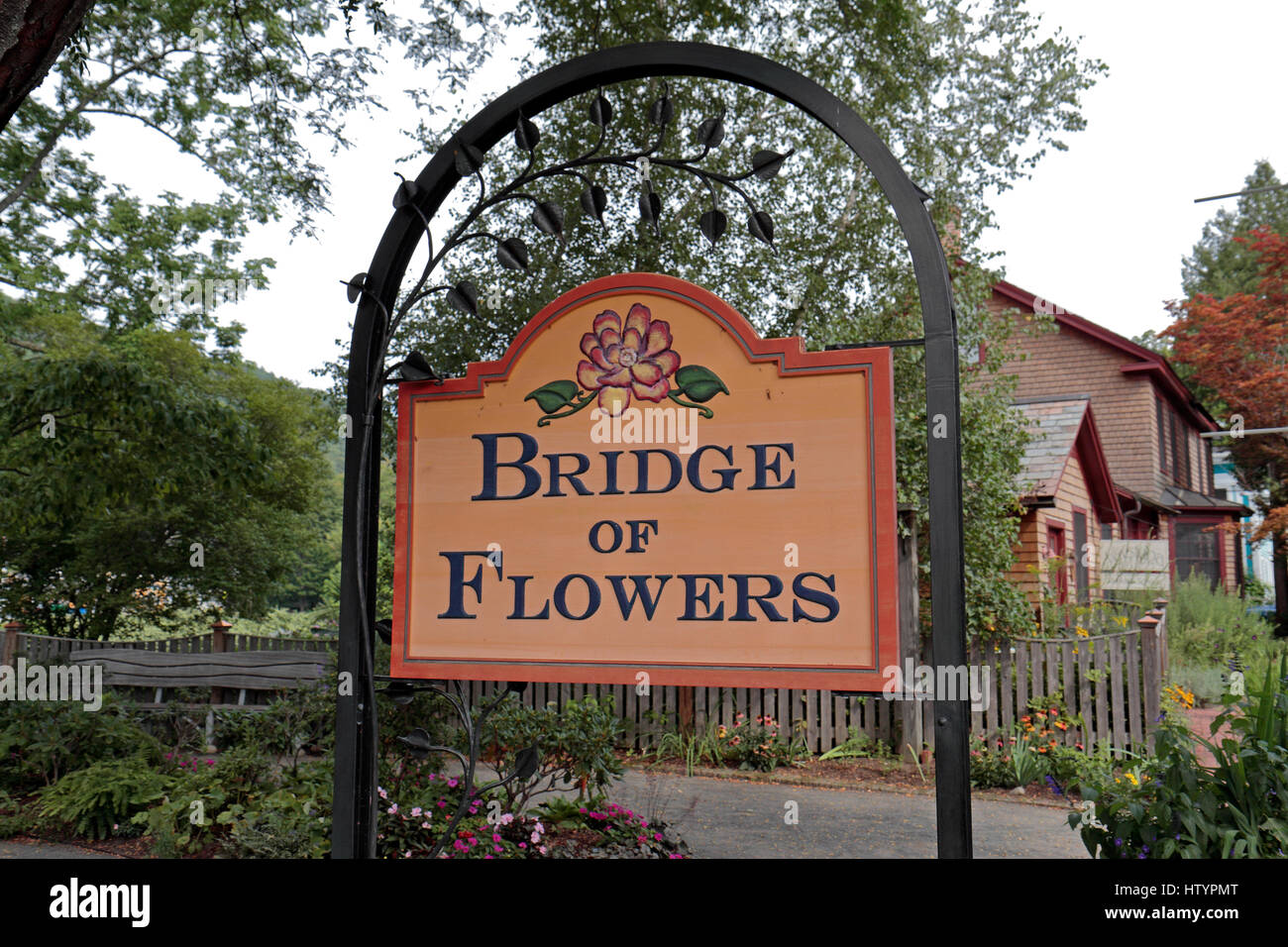 Die Brücke der Blumen, eine ehemalige Trolley-Brücke in Shelburne Falls, Massachusetts, USA. Stockfoto