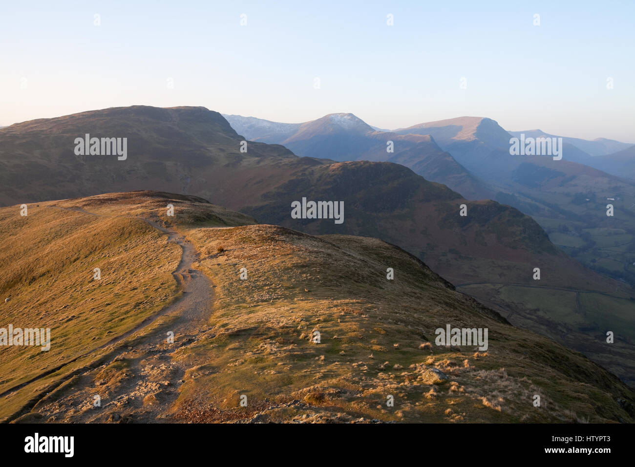 Ein Panorama-Foto des Hufeisens Newlands vom Gipfel des Catbells im Morgengrauen Stockfoto