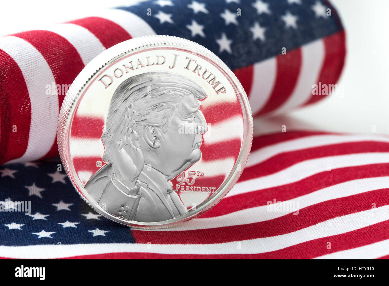 Präsident Donald Trump auf einen Silberdollar mit USA Flagge Hintergrund. Stockfoto