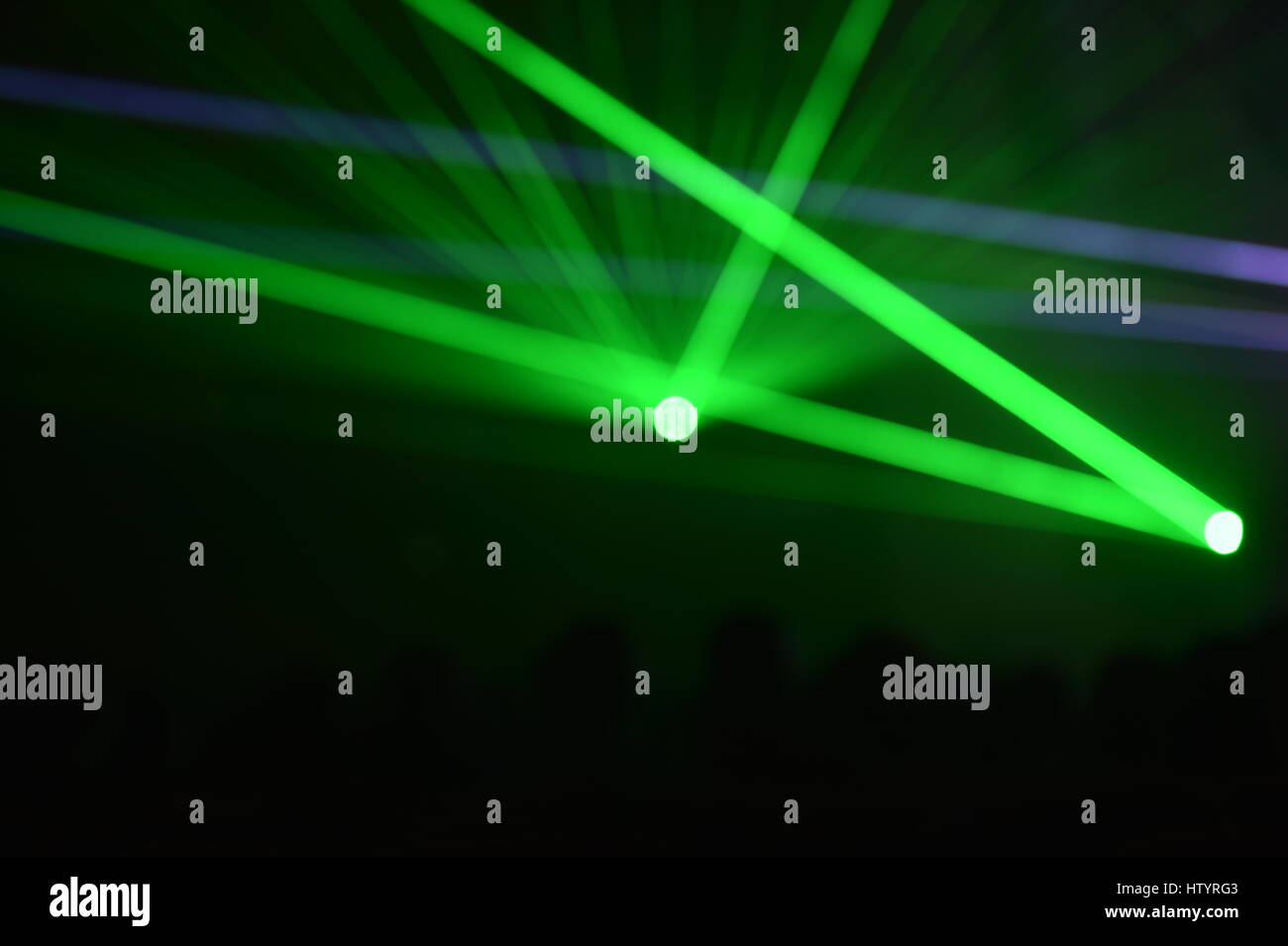 Nicht erkennbare Leute zu beobachten eine schöne Lasershow mit bunten Lichtern Stockfoto