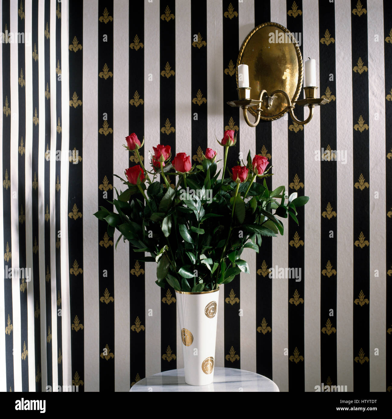 Vase Mit Rosa Rosen Vor Schwarz Weiss Gestreift Bemalten Wand Schablone Mit Einem Goldenen Fleur De Lis Stockfotografie Alamy