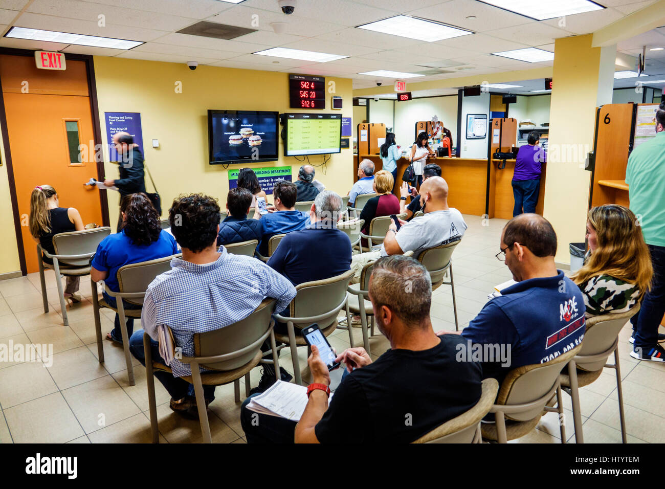 Miami Beach Florida, Stadt, Miami Beach, Rathaus, Bauabteilung, Baugenehmigungen, Warteraum, hispanischer Mann Männer männlich, Frau weibliche Frauen, Forts Stockfoto