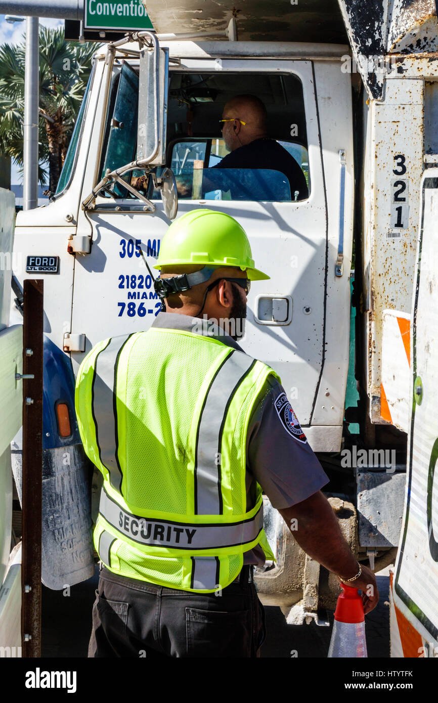 Florida South, Miami Beach, Straßenbaustelle, LKW, Erwachsene Erwachsene Männer Männer männlich, Sicherheit, Helm, Weste, Hi-viz, reflektierender Streifen, Job, Arbeiter, Wache Stockfoto