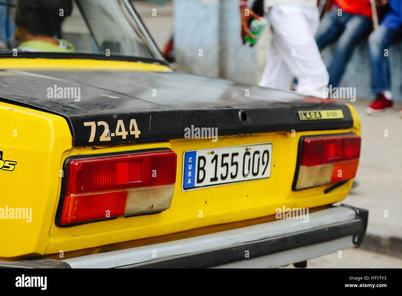 Die Rückseite eines amtlichen gelben Lada Taxi in Havanna, Kuba Stockfoto
