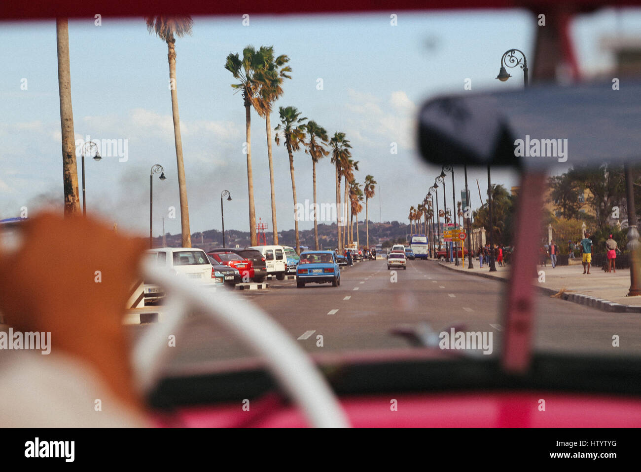 Die Aussicht vom Rücksitz eines alten rosa Chevrolet während eines Taxi Tour rund um Havanna, Kuba Stockfoto