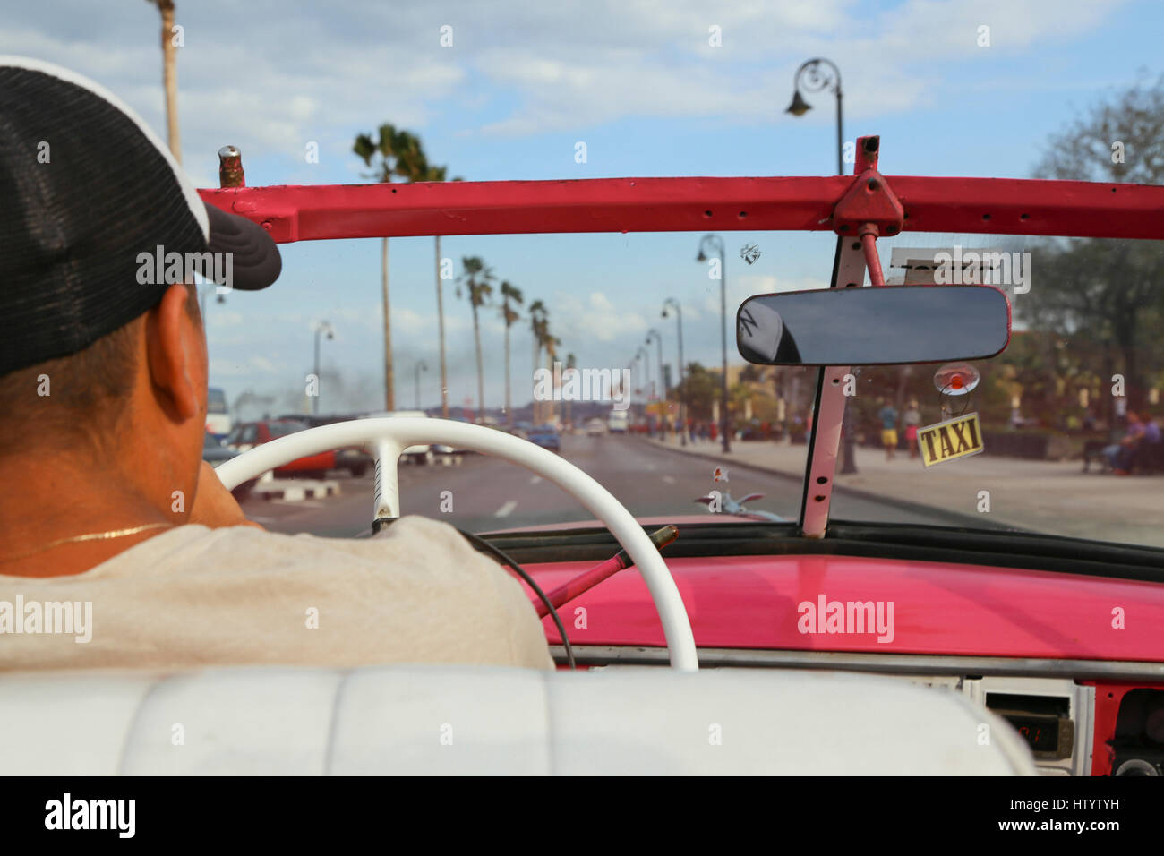 Sitzt auf dem Rücksitz von einem alten rosa Chevrolet während einer Stadtrundfahrt mit dem Taxi in Havanna, Kuba Stockfoto